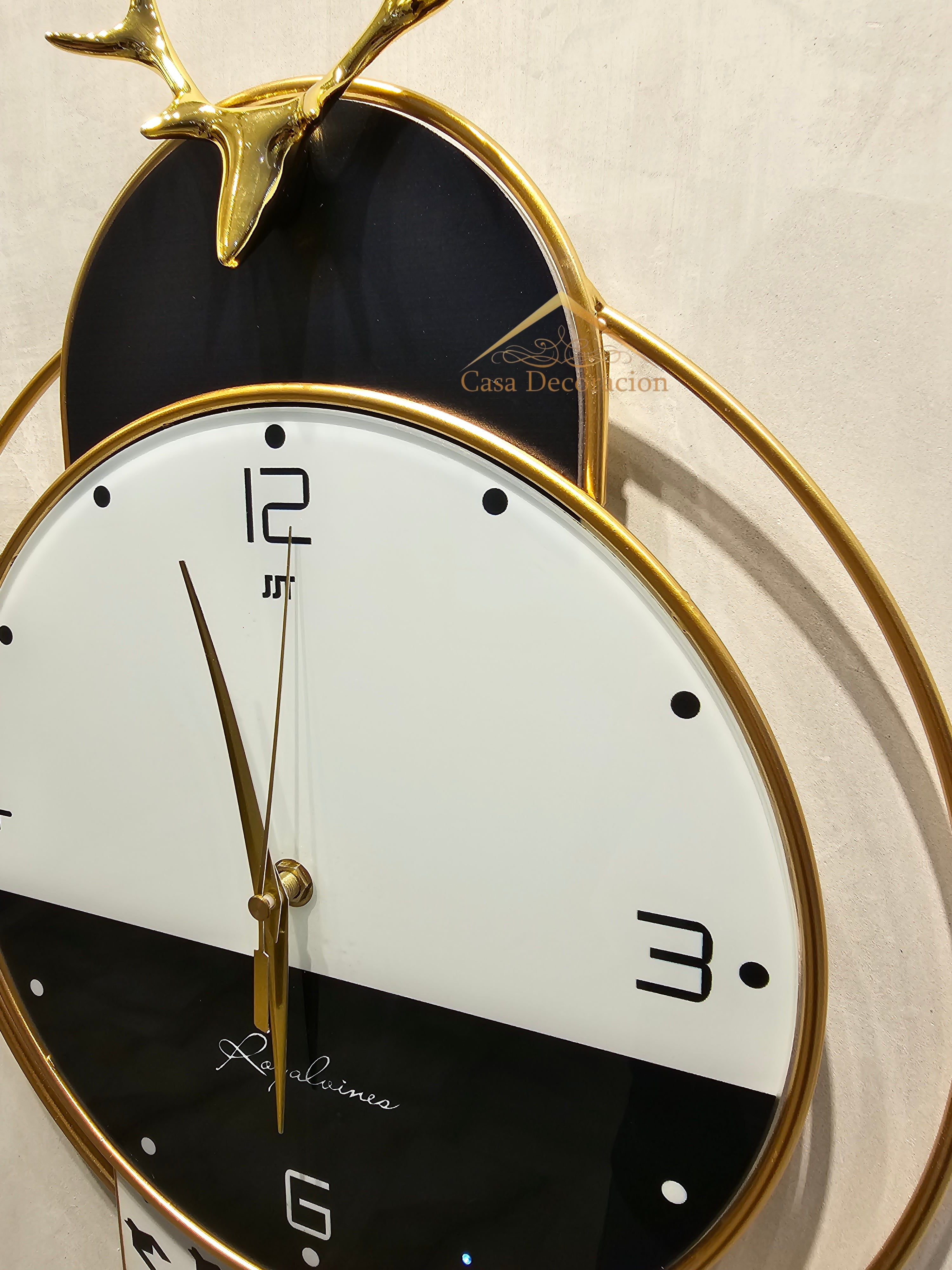 Elegant vertical pendulum clock